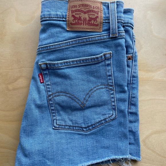 Levi’s denim high rise shorts - Picture 2 of 4